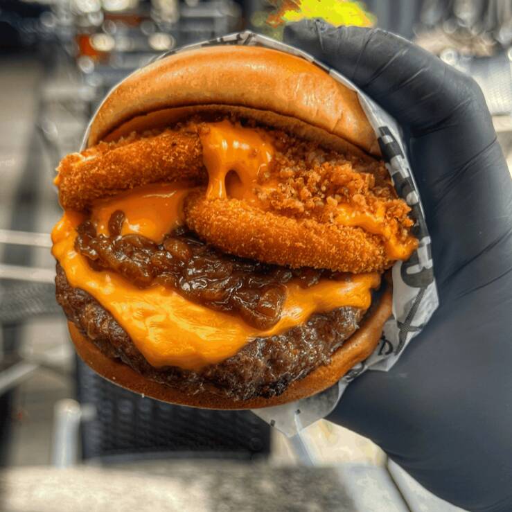 O Lua é o lanche ideal para os amantes de cebola e bacon, servido em nosso pão brioche premium, que se destaca por ser extremamente amanteigado, macio e selado na chapa. O hambúrguer artesanal de 150g é acompanhado por uma camada de cebola caramelizada artesanal e o diferencial de anéis de cebola ultra crocantes colocados dentro do hambúrguer. Para completar essa experiência, o lanche recebe uma cobertura generosa de molho cheddar cremoso e pedacinhos de bacon crocante, criando um contraste irresistível de texturas e sabores em um pão que derrete na boca.