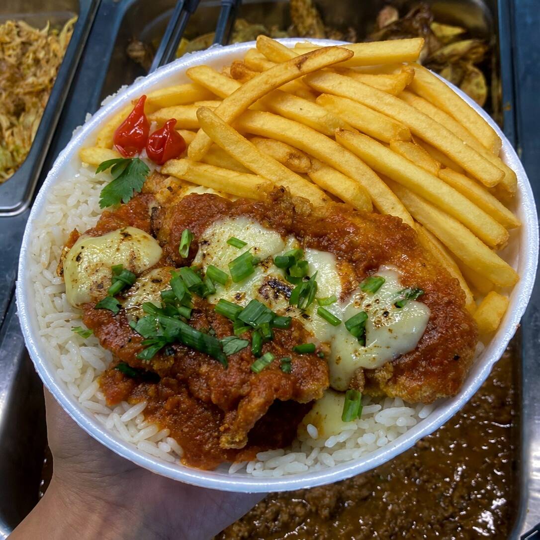 Maravilhoso bife à Parmegiana dos deuses, não tem como comer só uma vez.Feito com molho de tomate artesanal e muito queijo mussarela por cima. Acompanha arroz quentinho e batatas fritas.