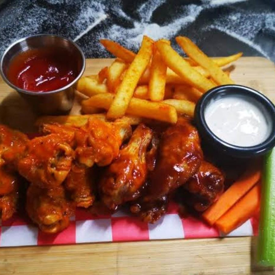 Alitas + Papas a la Francesa Medianas