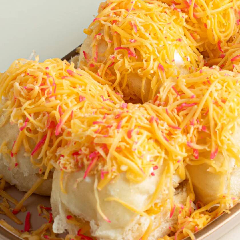 Nosso Pãozinho Delicia Tem Uma Massa Fofinha E Macia Com recheio de Queijo do Reino Com Creme de Parmesão Apimentada