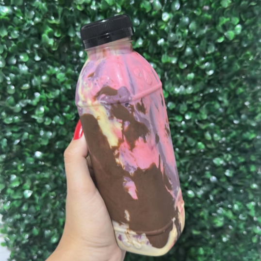 Nossa deliciosa batida de açaí, com nutella, mousse de morango e creme de leitinho 💜