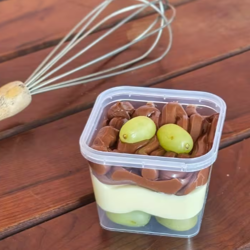 Nossa versão do bombom aberto: Uvas selecionadas, a leveza do ninho e a intensidade da avelã. Um encontro de sabores que vai refrescar o seu dia!