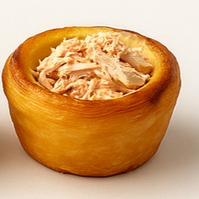 Massa folhada com recheio cremoso de frango.