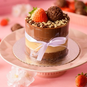 Massa Black bem úmida, recheio de brigadeiro tradicional, leite moça firme e morangos, finalizado com brigadeiro e morango.