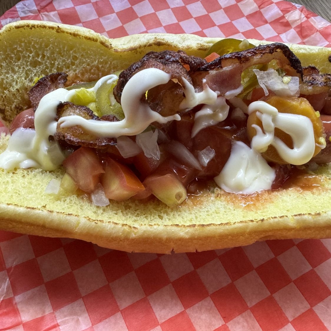 Hot dog con tocino.
