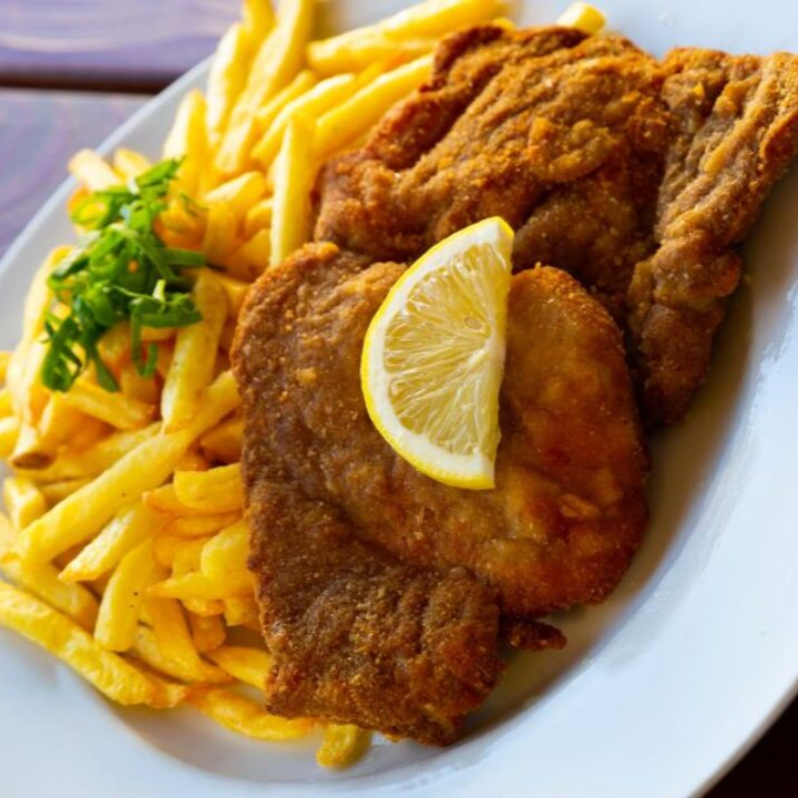 Bife de contra filé à milanesa bem sequinho e super crocante. Refeição composta por arroz branco, feijão preto, farofa da casa mais uma guarnição a escolher.