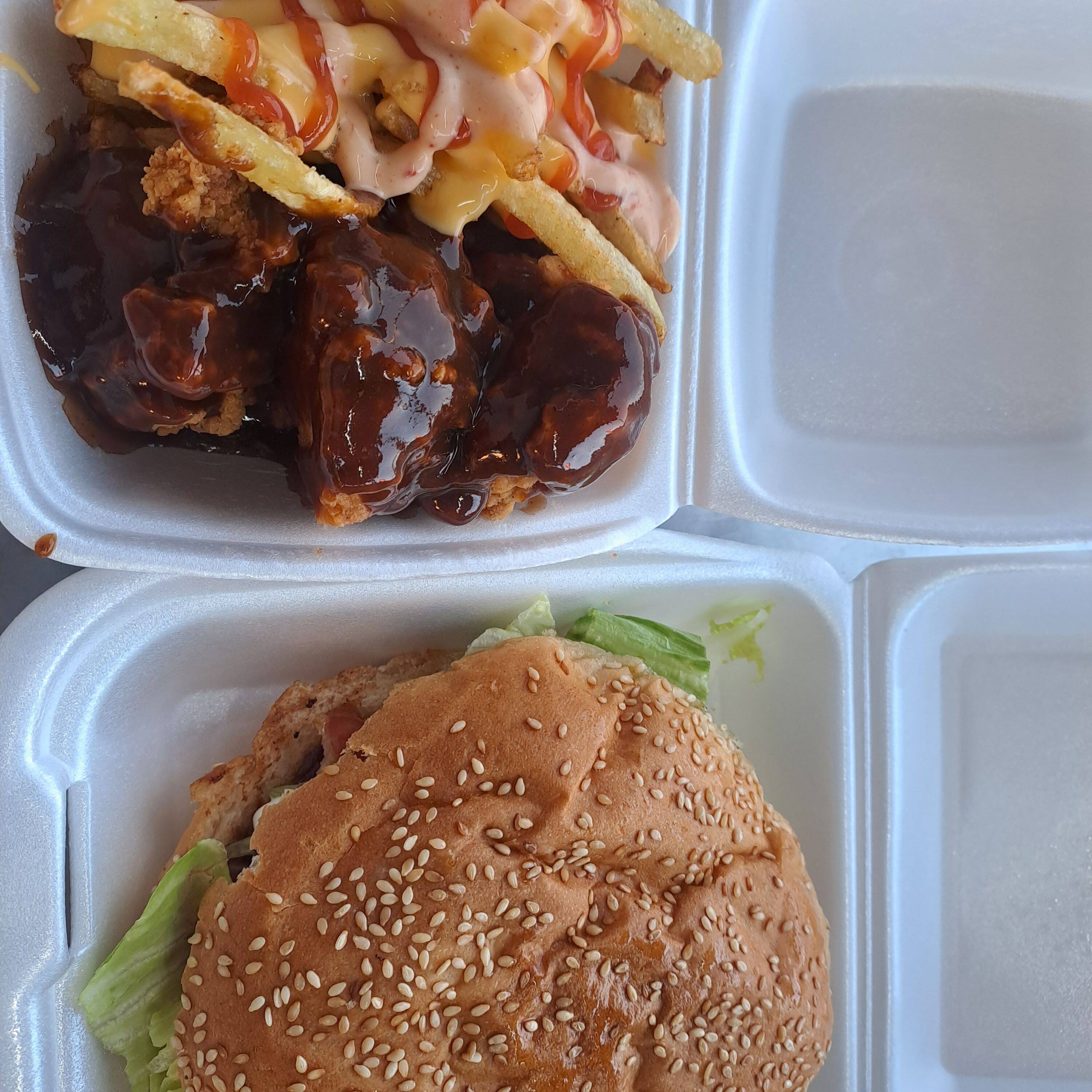 Hamburguesa con boneless y papasfritas