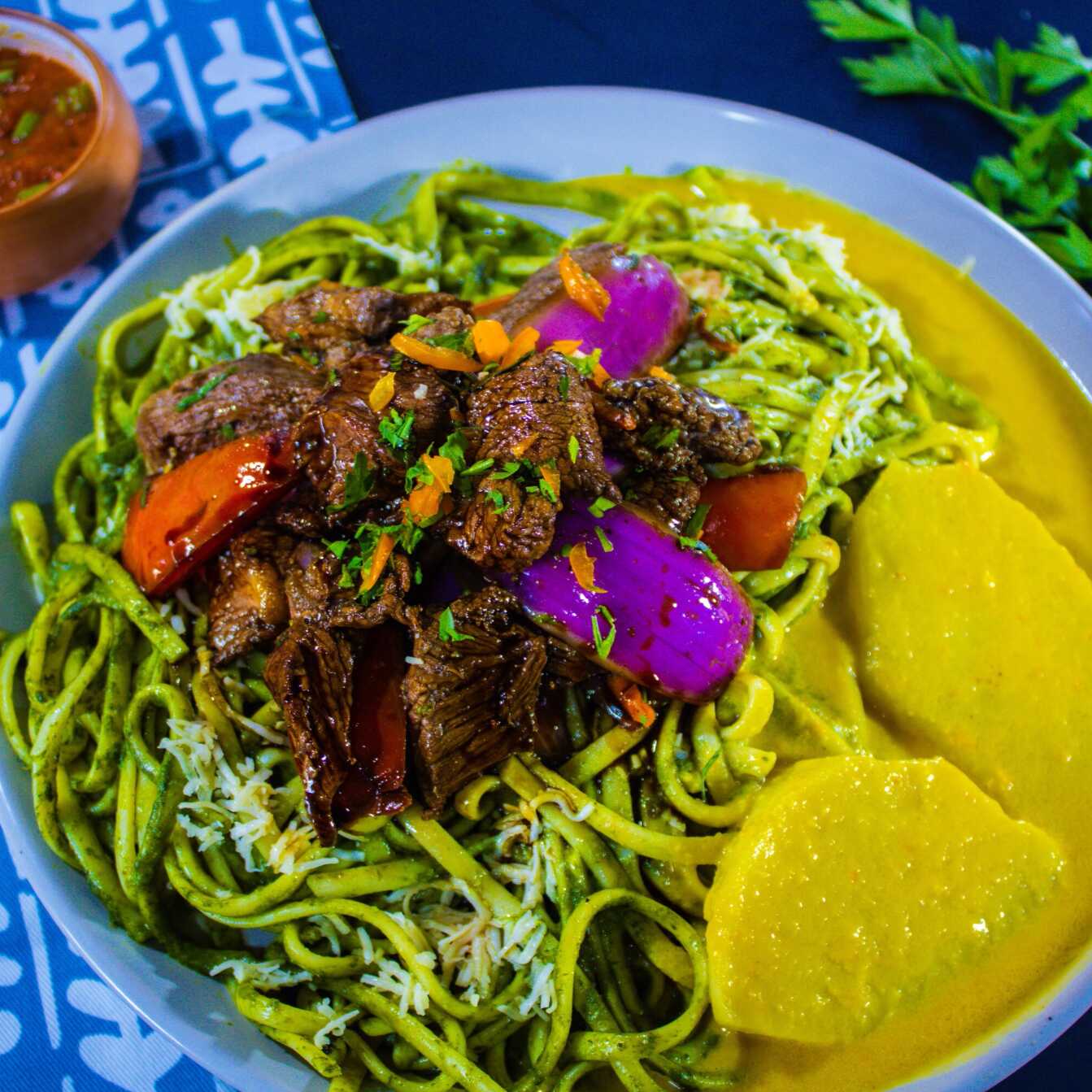 Tallarín Verde con Lomo Saltado Criollo