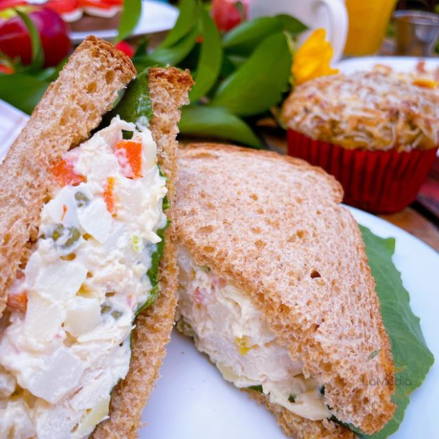 SANDWICH DE ENSALADA DE POLLO