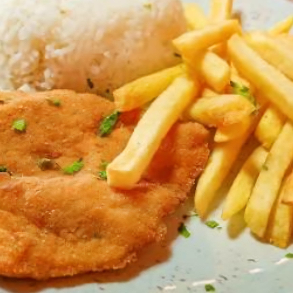 Filézinho de peixe empanado com arroz branco, feijão preto e batata frita.