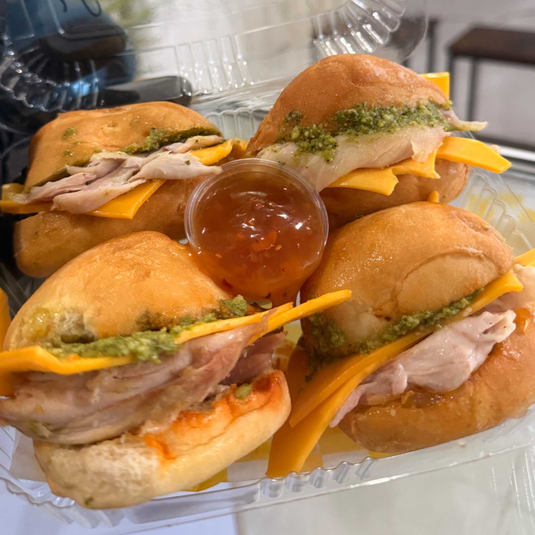 Combo 4 Mini Sandwiches de Pollo Pesto + Americano