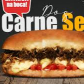 Acompanha: 2 salsichas, purê de batata, cheddar, catupiry, vinagrete ( cebola e tomate), maionese, ketchup, milho, queijo mussarela e carne seca desfiada e batata palha