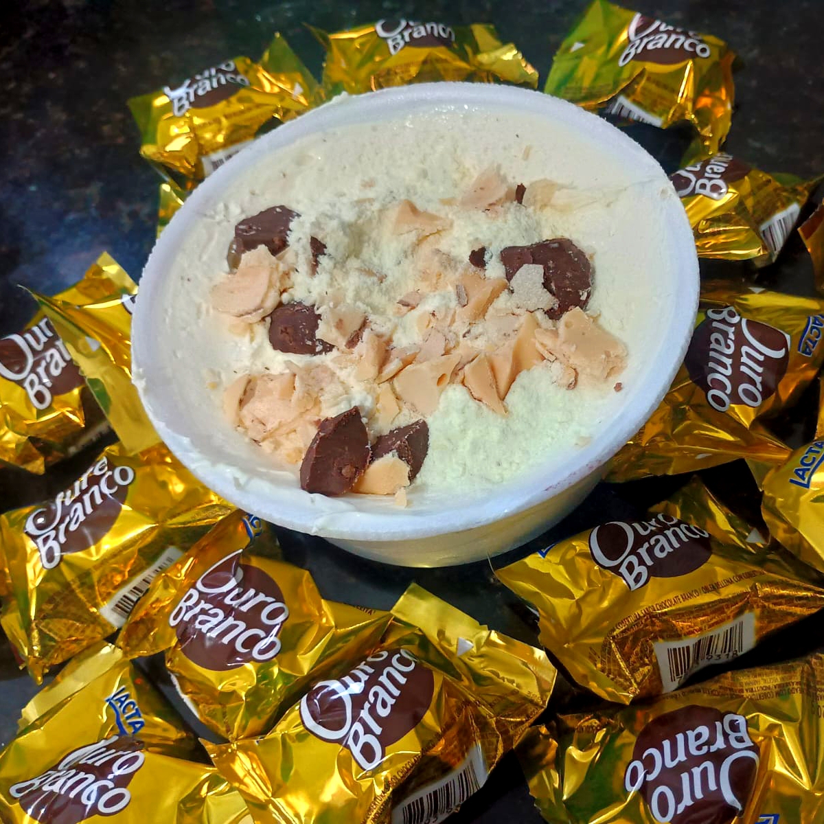 Delicioso açai cremoso com recheio de leite condensado,leite em pó,creme Ninho e bobom Ouro Branco. (não trocamos os adicionais,apenas retiramos).Vai no isopor !
