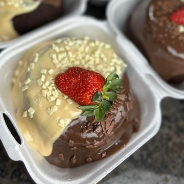 Bolo Vulcão caseirinho 2 amores metade com recheio delicioso de Ninho e a outra com Brigadeiro Nobre. Uma explosão de sabores experimente.