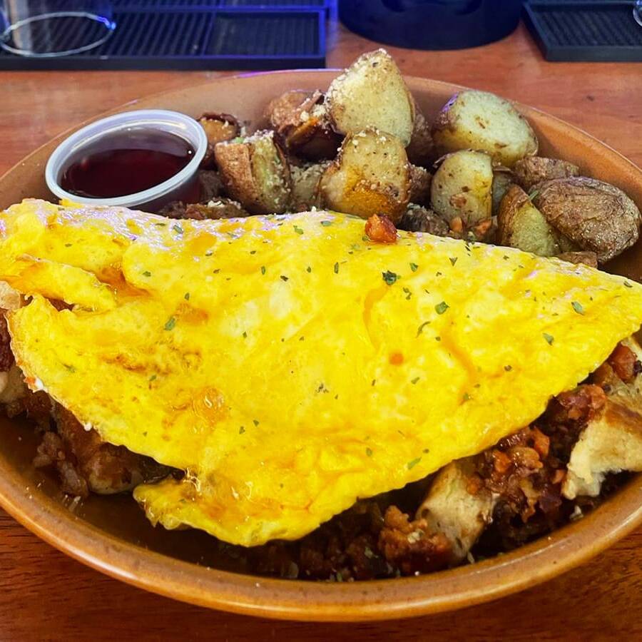Omelette "3 Quesos" + Papas