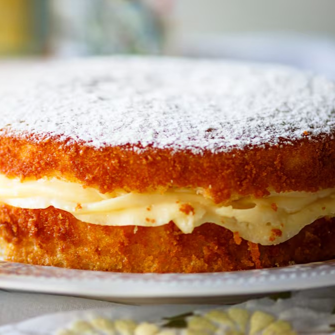 A massa macia, e o recheio aquele creme de sonho que a gente tanto gosta.
Toda vez que você adquire o Bolo Sonho do Lucca contribui para os projetos sociais, educacionais e culturais da Associação Acorde que, atualmente, atende centenas de crianças e jovens que através da educação ganham mais confiança, possibilidades e um olhar mais esperançoso diante do futuro.
Nesta versão pequena, a doação
Serve 8 fatias