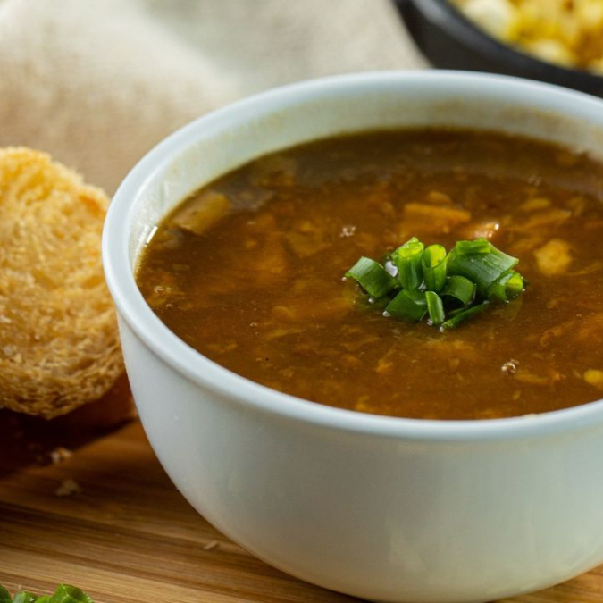 Caldo encorpado e cheio de sabor, preparado com costela bovina cozida lentamente até ficar bem macia, desfiada e temperada com alho, cebola e especiarias selecionadas. Finalizado com mandioca para dar aquela cremosidade irresistível. Uma opção bem servida, saborosa e perfeita para aquecer, com gostinho de comida caseira que conquista em cada colherada. ACOMPANHA: Torradas e queijo