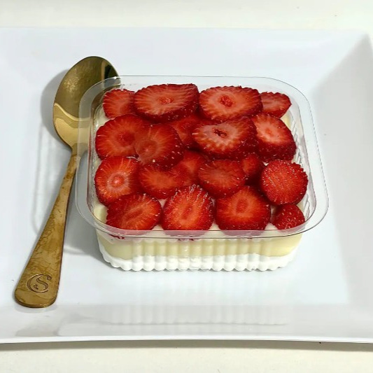 Descubra a perfeita harmonia entre a suavidade do brigadeiro de Ninho e a exuberância do mousse de Ninho nesta deliciosa sobremesa. Cada garfada revela uma camada generosa de mousse aveludada, enriquecida com morangos frescos e picados, repousando sobre uma base irresistível de brigadeiro. O Mousse de Ninho com Morango é uma experiência culinária sublime, oferecendo um equilíbrio de sabores que acaricia o paladar. Uma indulgência doce que promete encantar desde o primeiro momento.