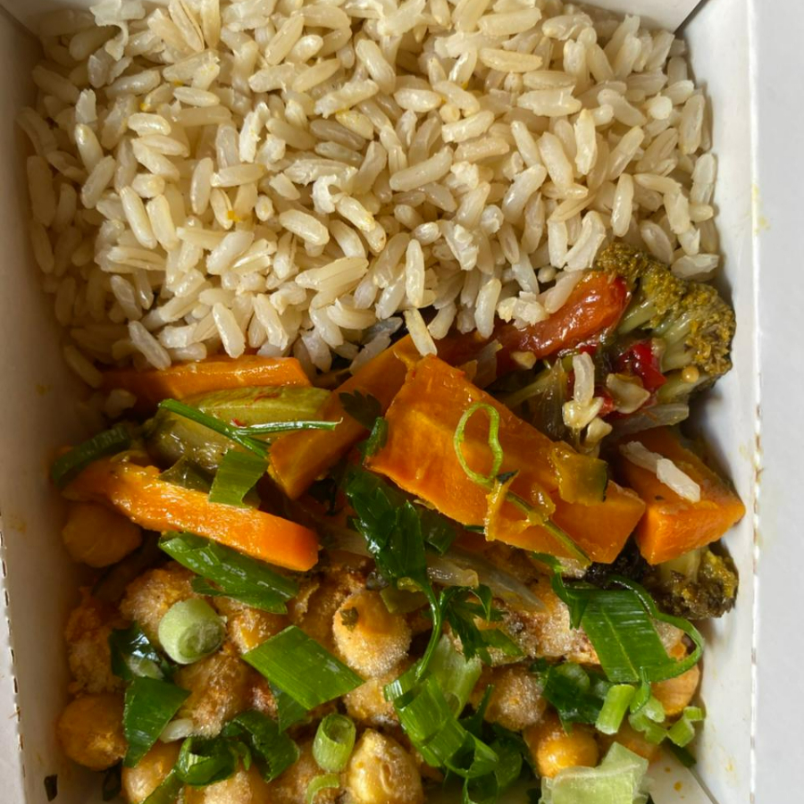 Combinação de grão de bico macio, arroz soltinho e legumes coloridos que lembram comida feita na calma do dia. Prato vegano, completo e cheio de cores.