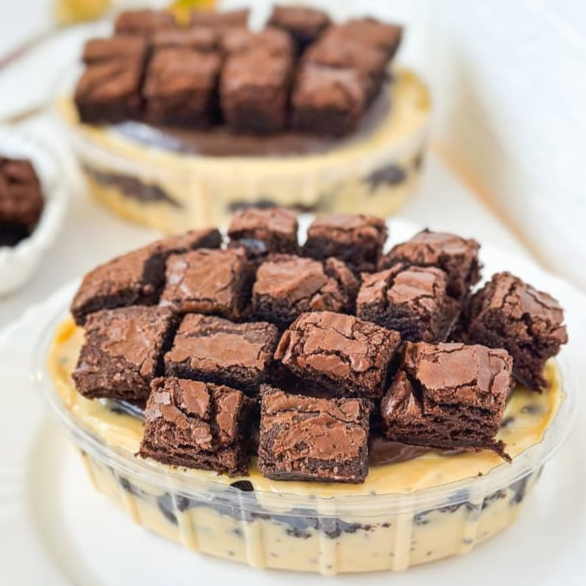 Delicada, cremosa e feita para deixar o Dia das Mães ainda mais doce.
Nossa travessa combina uma base amanteigada de biscoito, brigadeiro de ninho super cremoso, geleia artesanal de morango e uma finalização leve de mousse de ninho com morangos frescos. Uma sobremesa elegante, equilibrada e perfeita para compartilhar momentos especiais em família. ❤️
Serve até 4 pessoas.
_____________________________
Dia das Mães, sobremesa para mãe, presente para mãe, torta de morango, ninho com morango, sobremesa de ninho, mousse de ninho, doce gourmet, sobremesa cremosa, sobremesa para família, almoço de Dia das Mães, doce artesanal, morangos frescos, sobremesa especial, delivery de doces, iFood Campinas, sobremesa para compartilhar, tortinha na travessa, doce de morango, sobremesa gelada.