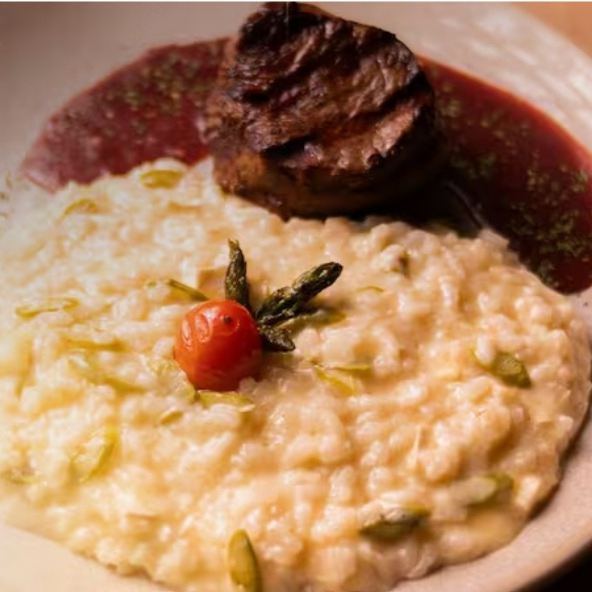 Delicioso e suculento medalhão de filé mignon (250g in natura), preparado com primor e servido em generosa porção. Este prato é cuidadosamente acompanhado por um risoto de aspargos, rico em sabor, e realçado pela cremosidade inconfundível do queijo brie. Uma combinação perfeita que promete uma experiência culinária inesquecível.