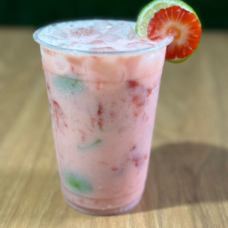 Limão ,morango, leite condensado, cachaça,e gelo