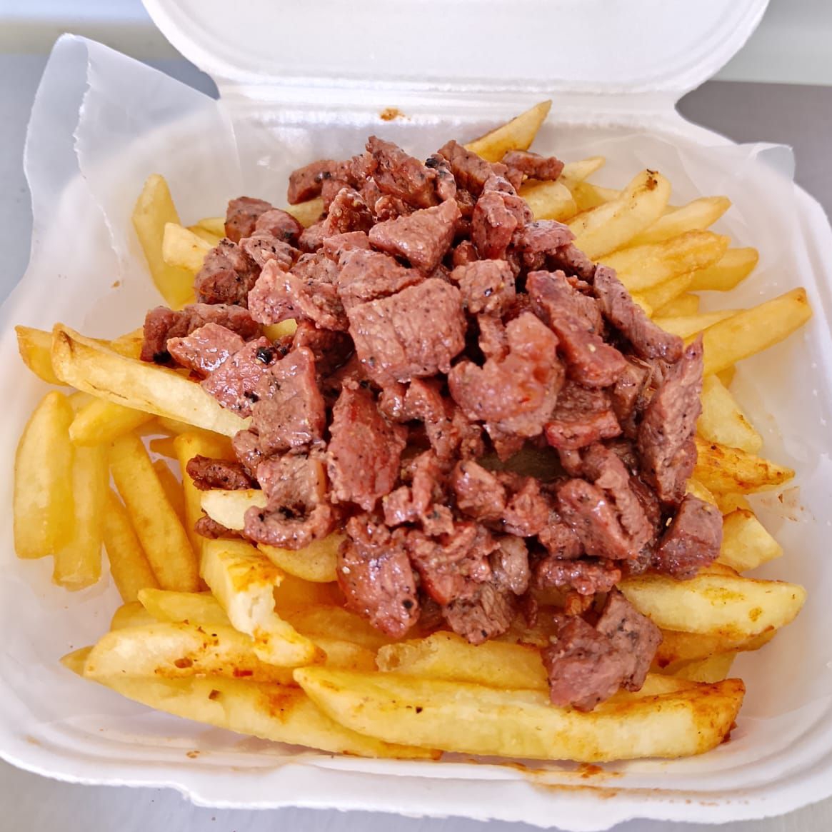 PAPAS A LA FRANCESA CON CARNE ASADA.