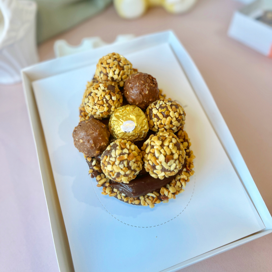 Casca meio amargo, recheado com brigadeiro gourmet de chocolate cremoso, Nutella Original e amendoim torrado triturado. Casca 250g. Peso final aproximadamente 500g Serve ate 2 pessoas. Embalagem branca com laço e sacola presenteável.