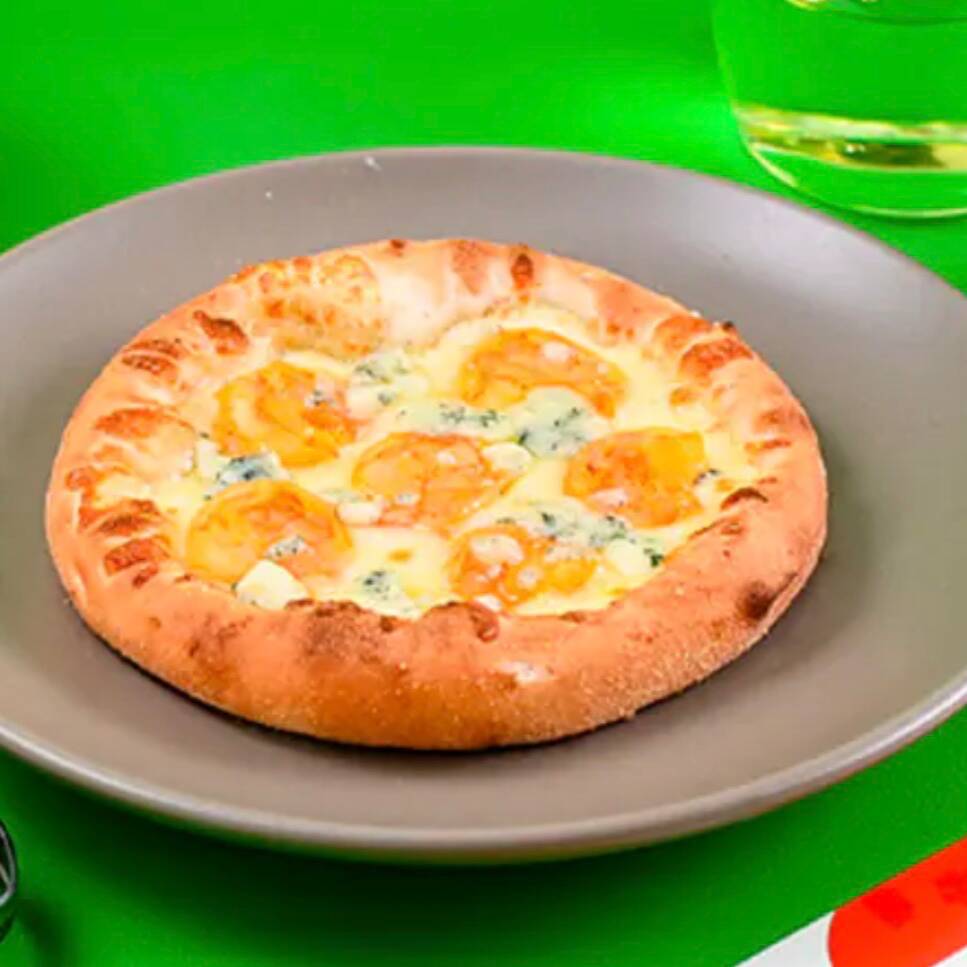 Massa de esfiha assada com mussarela, camarões salteados e gorgonzola, sabor intenso e sofisticado.