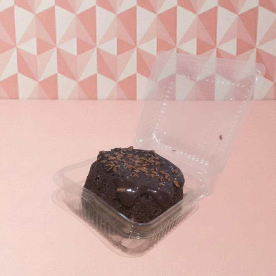 A cura para qualquer dia difícil! Nosso bolo é feito com cacau 50% (sabor intenso e nada enjoativo). A massa é super úmida e fofinha, coberta com uma camada caprichada do nosso brigadeiro cremoso artesanal. Produção diária para garantir que chegue fresquinho para você.