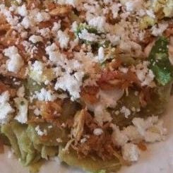 Chilaquiles Enchilosos Verdes con Pierna