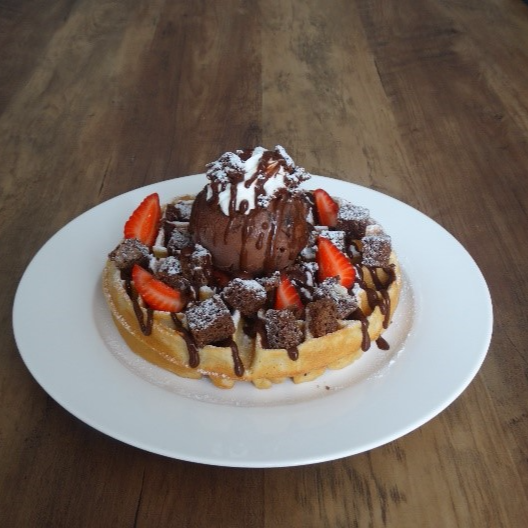 Waffle Brownie con Fresa y Helado