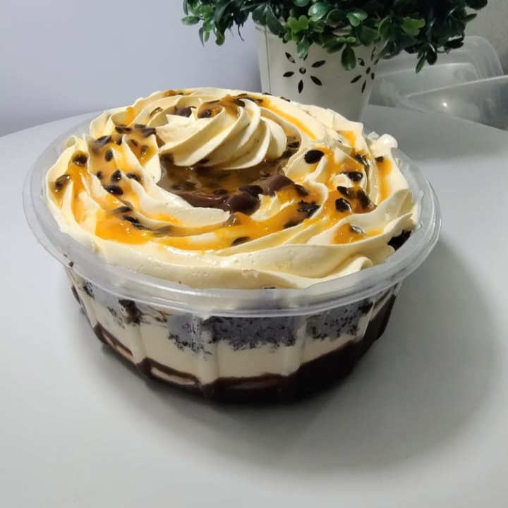 Experimente nosso delicioso mousse de maracujá com bolo de chocolate e brigadeiro agora no pote de 500 grs a pedidos de vários clientes, uma combinação de sabor é incrível para quem gosta de uma mistura de azedinho com brigadeiro de chocolate, não pode deixar de provar, finalizando com uma geleia de maracujá