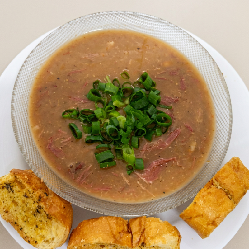 Caldo de feijão branco com suan desfiada 500ml, torrada e cebolinha este caldo contem pimenta de cheiro e pimenta bode