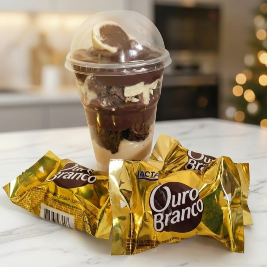 Se existisse um ranking de melhores bombons do mundo, o Ouro Branco estaria no topo, concorda? 🏆 Agora imagina ele transformado em um Copo da Felicidade super recheado com o delicioso ninho com pedaços de brownie e brigadeiro de chocolate com pedaços de ouro branco meis brigadeiro e por ultimo o ouro branco na decoração.------#CopoDaFelicidade #OuroBranco #DocesArtesanais #Confeitaria #SobremesaNoCopo #AmantesDeChocolate.-#copodafelicidade #copoogro #docenocopo #sobremesanocopo #copodeourobranco #ourobranco #camadasdefelicidade #recheiocremoso #bombomourobranco