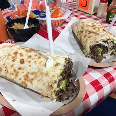 Burro Gigante de Chorizo y Bistec con Queso