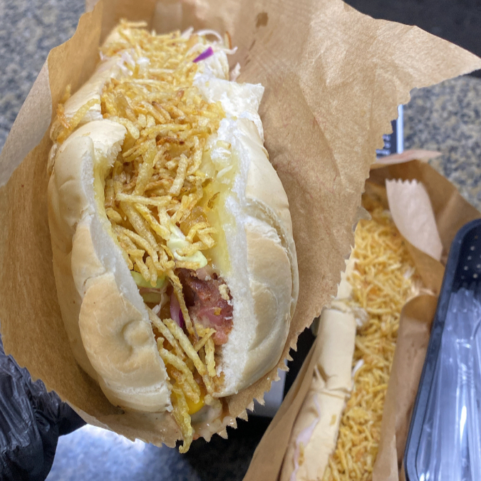 Pão de 25cm, 1 espeto de frango + 1 de toscana + 1 espeto de cupim, queijo mussarela, milho, batata, vinagrete, palha e 6 molhos.