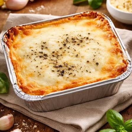Deliciosa e Cremosa Lasanha de Frango ao Molho, Finalizada e Gratinada com um delicioso queijo. Feita com ingredientes frescos e tempero ao ponto . Acompanha arroz branco.
