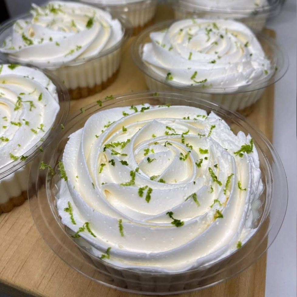 Mousse de limão da fruta, farofa de bolacha e chantilly.