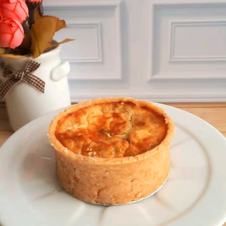 Inspirada na famosa salada italiana, mas com nosso toque baiano: massa amanteigada douradinha, recheada com mussarela derretida, tomate seco suculento e o frescor marcante do coentro. Uma combinação deliciosa e irresistível!