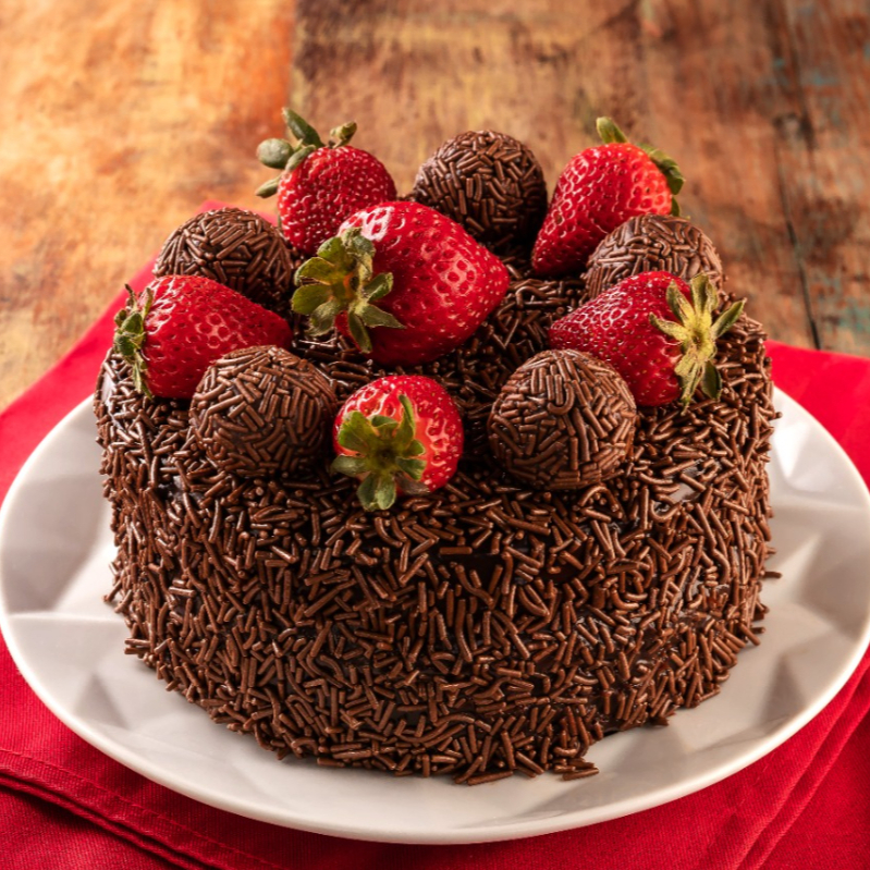 Massa de chocolate molhadinha com uma camada de recheio de brigadeiro coberto com brigadeiro finalizando com granulado e brigadeiro e morango] 1k 250 aro15