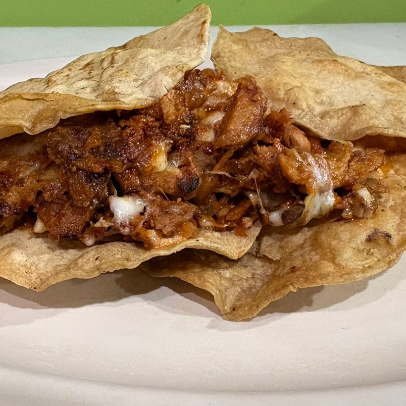 Volcán (dos Tostadas con Queso y Carne a Elegir)