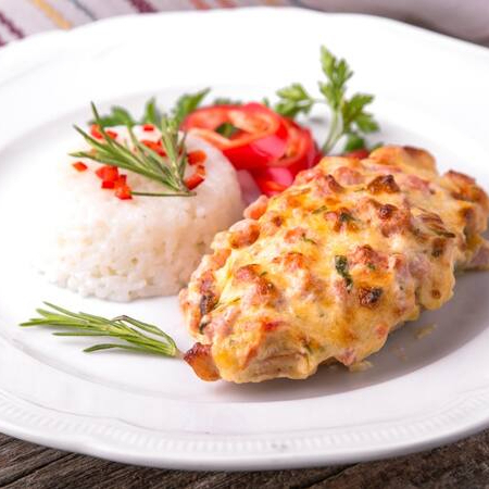 Filé grelhado, queijo derretido e orégano, servido com arroz soltinho, feijão caseiro, fritas crocantes e salada fresca. Sabor e equilíbrio no prato!