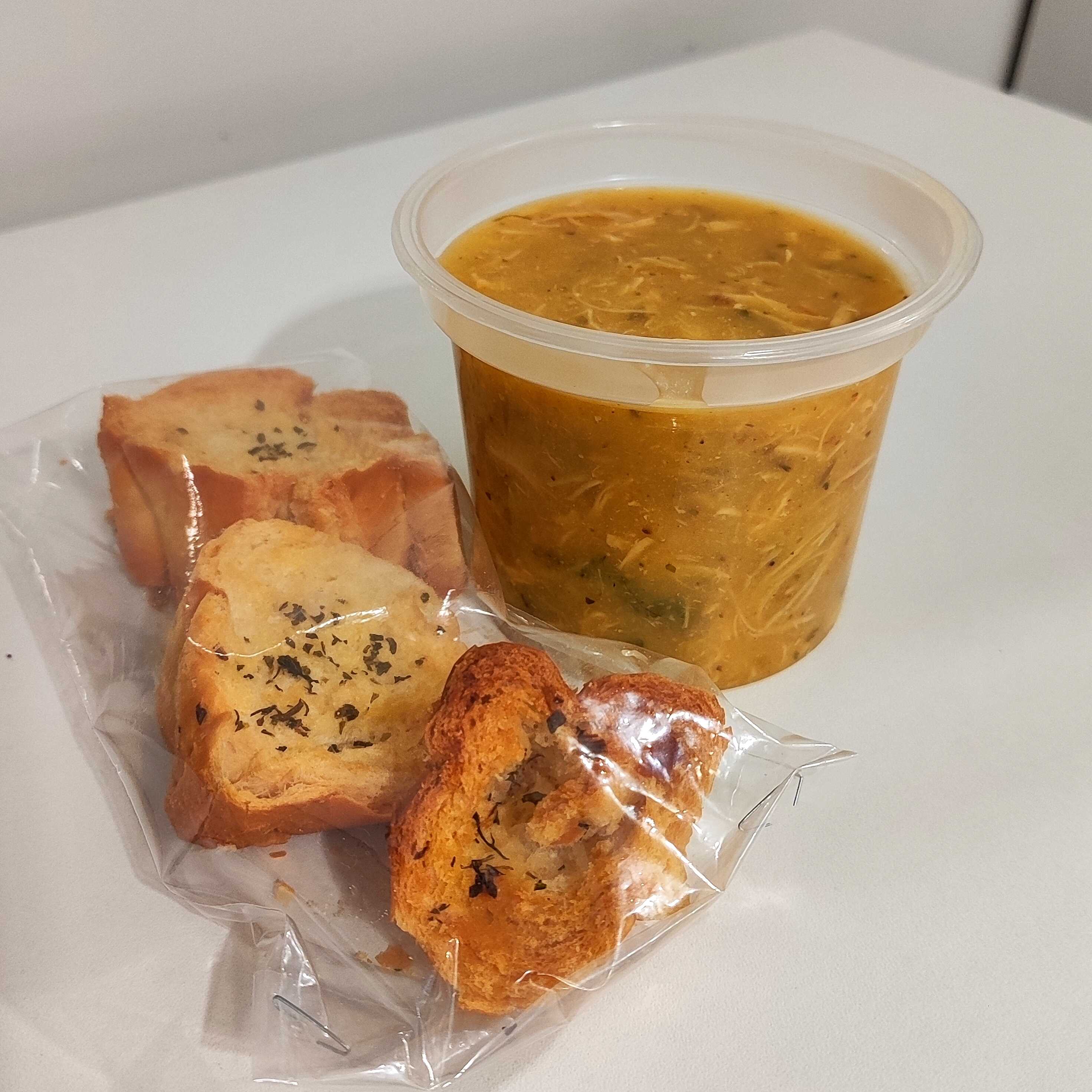 Caldo preparado cm aipim bem cremoso, frango desfiado , trazendo um sabor marcante. Temperado com ingredientes naturais como cebola, alho, pimentão e pimentinha-de-cheiro, leva uma fatia de 1 limão. Finalizado com coentro fresquinho por cima, resultando em um caldo encorpado, caseiro e irresistível.