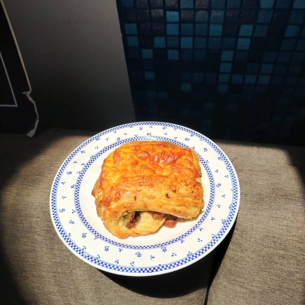 Croissant de chorizo argentino, queso gouda.