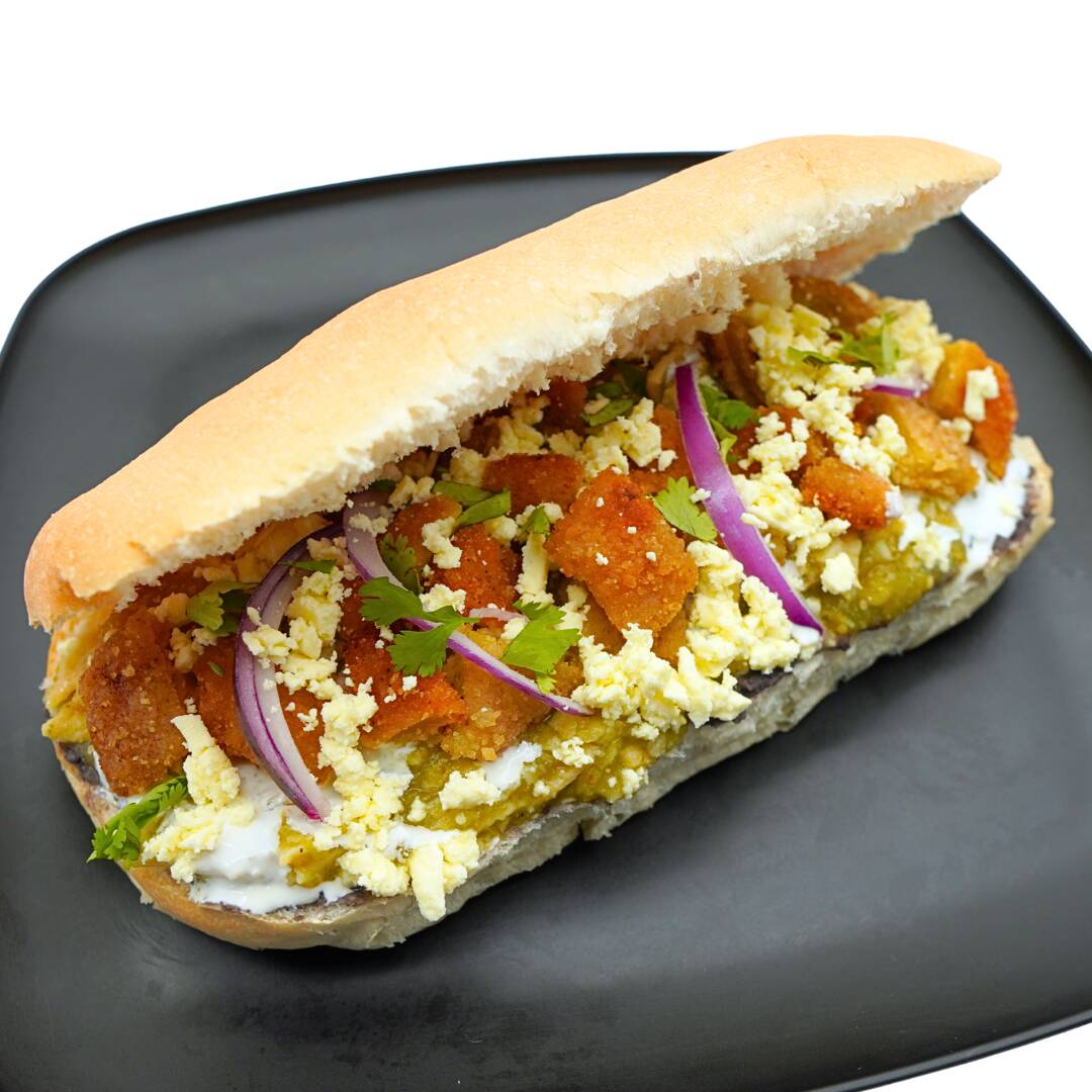 Torta de Chilaquiles con Milanesa Empanizada