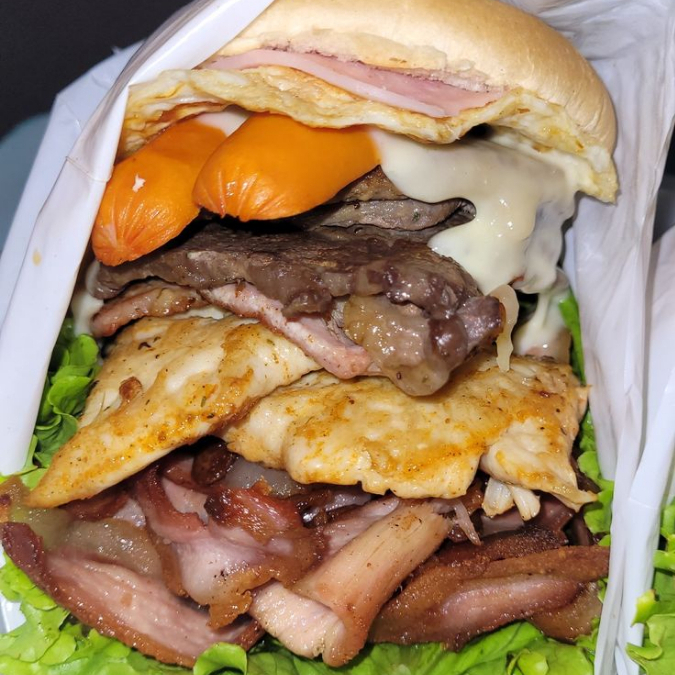 ão, carne, queijo, presunto, ovo, calabresa, salsicha, alface, tomate, cebola e molho especial.