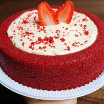 Bolo Piscina Red Velvet irresistível! Massa macia e aveludada com aquele toque especial de chocolate, recheado e coberto com uma generosa piscina de creme de Ninho super cremoso. Perfeito para matar a vontade de um doce incrível!