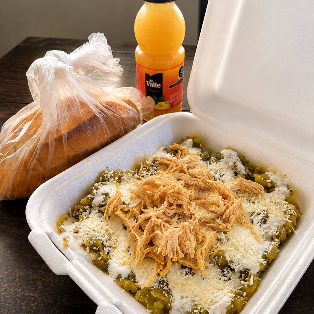 Chilaquiles Verdes C/Pollo + Bolillo + Jugo
