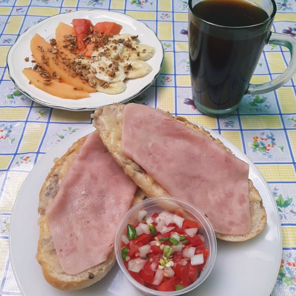 Molletes + Cóctel de Frutas + Bebida
